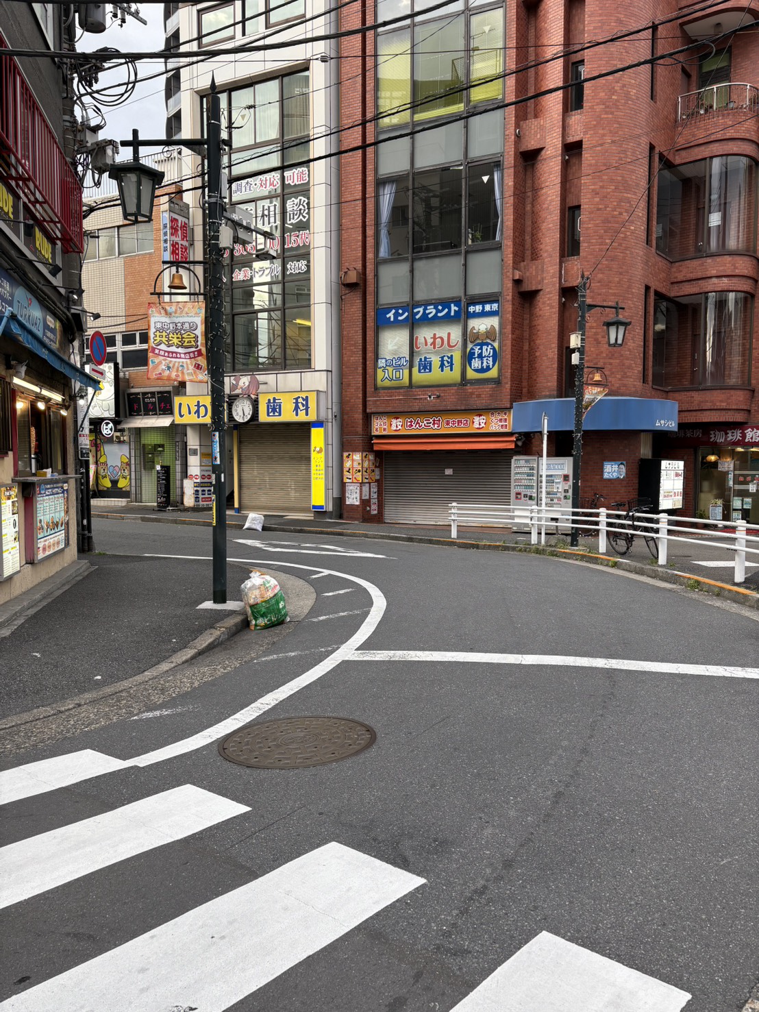 左カーブの道を道なりずっとまっすぐ進む