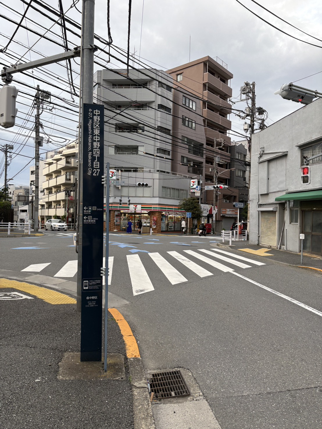 セブンイレブンがある交差点を右に曲がる