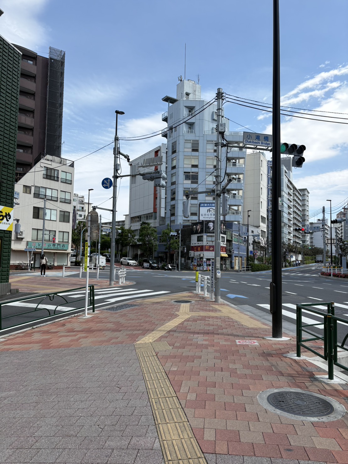 小滝橋五差路を左へ（左に曲がるとフラワーマスダ、セオサイクルがあります）
