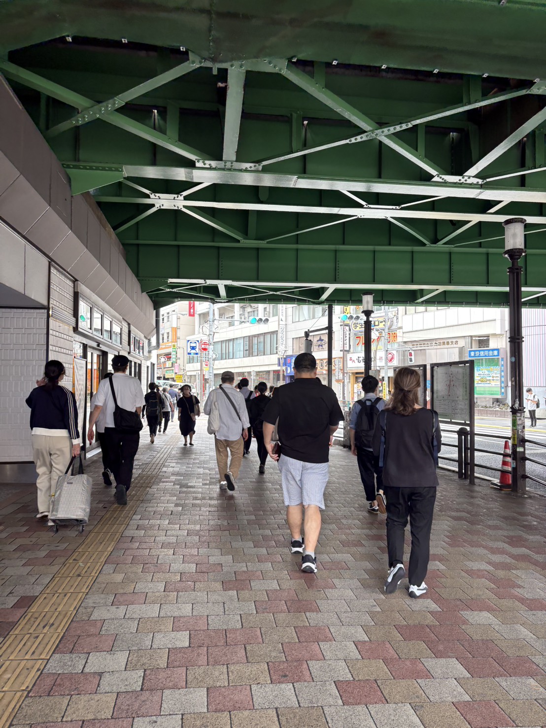 高架下をくぐり、早稲田通りをまっすぐ進む