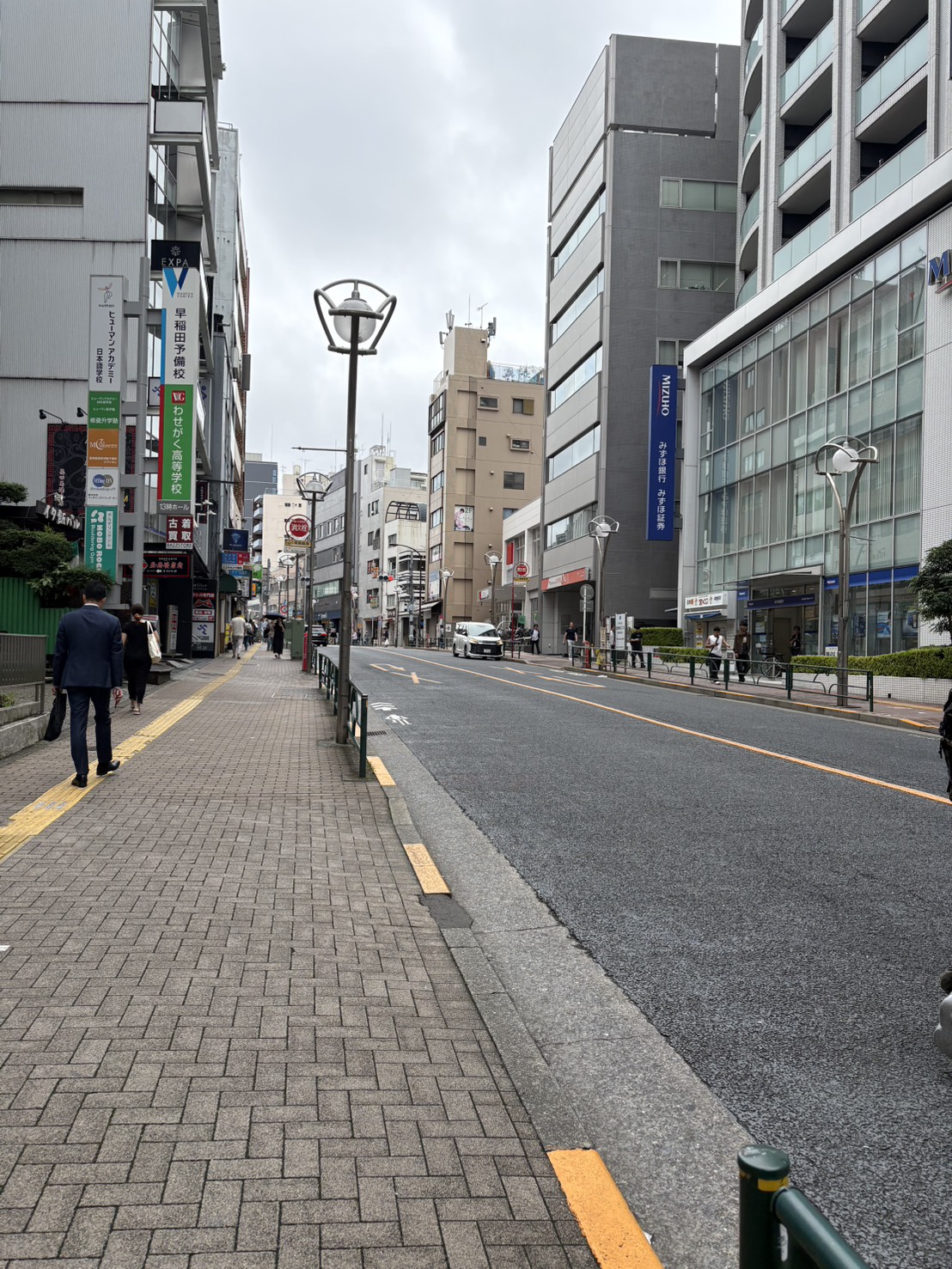 みずほ銀行を右手にまっすぐ進む