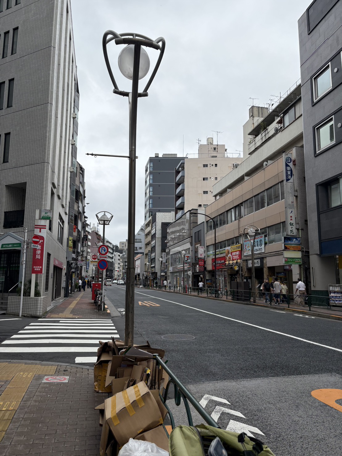 郵便局を左手にまっすぐ進む