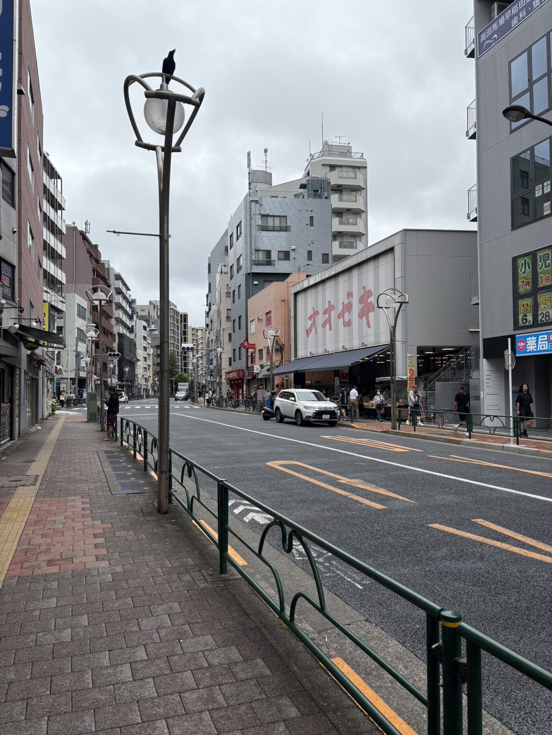 オオゼキを右手にまっすぐ進む